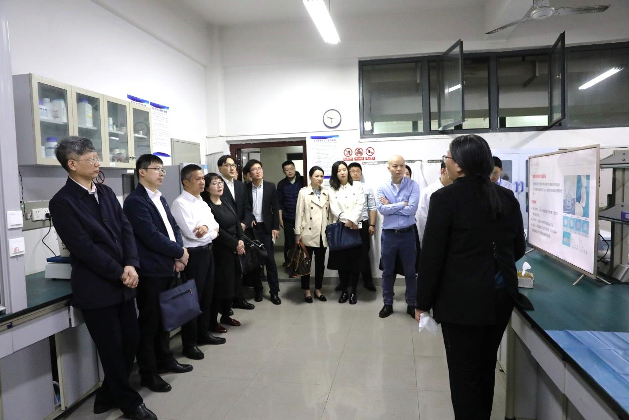 说明: E:\活动照片\领导视察\20240403国家卫健委医药卫生科技发展研究中心副主任曾良怀\24-04-03卫建委工程楼\779A0039.JPG